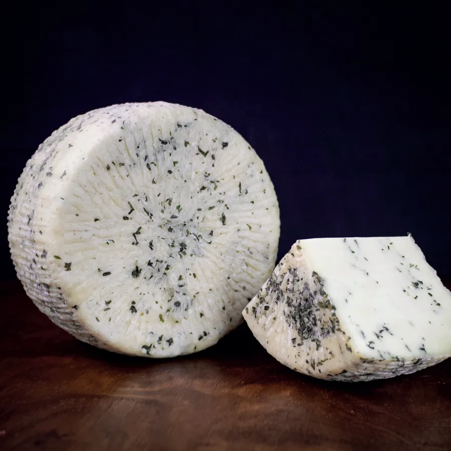 Pecorino all’erba cipollina – foto del produttore