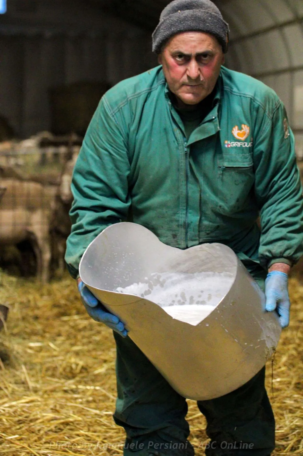 Maurizio Brandimarte con la ricotta appena fatta