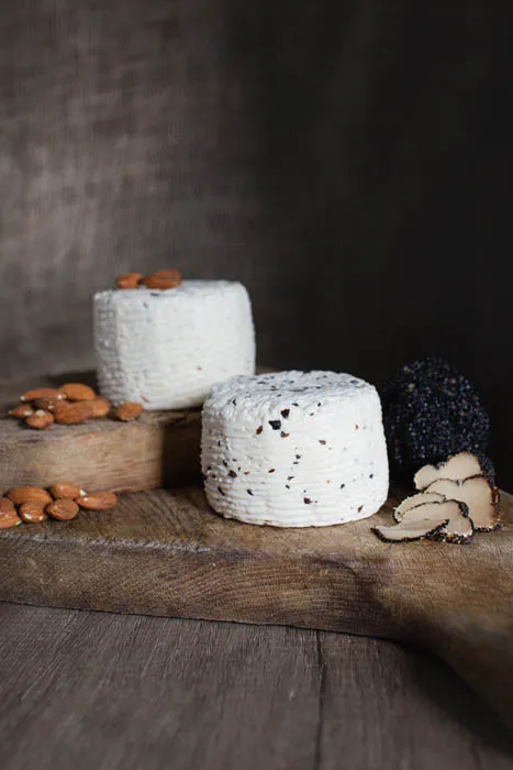 Caciottina farcita mandorle o tartufo Costantini – foto del produttore
