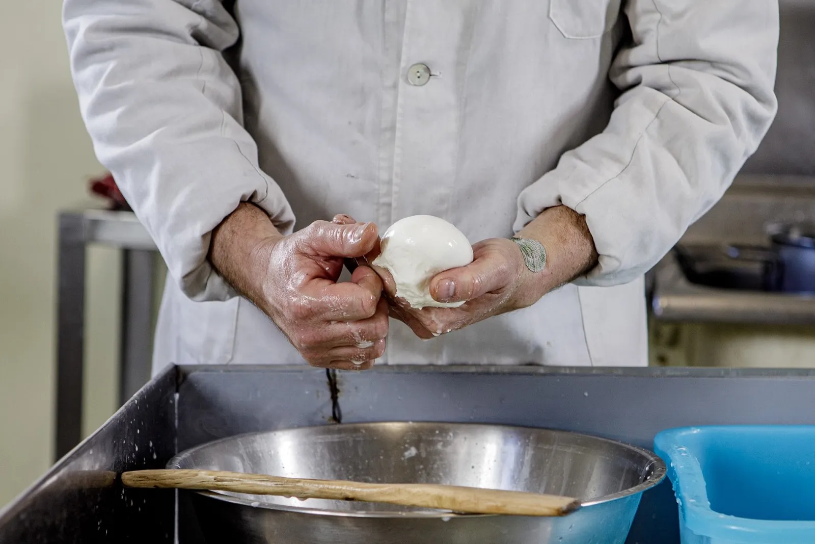 Lavorazione a mano del formaggio a Ca' Brichella