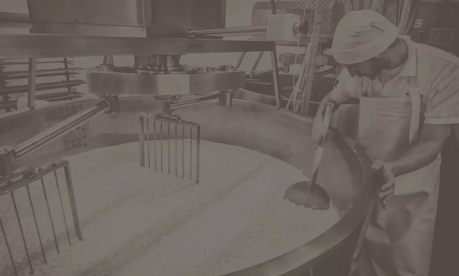 Foto storica della lavorazione nel Caseificio Busti