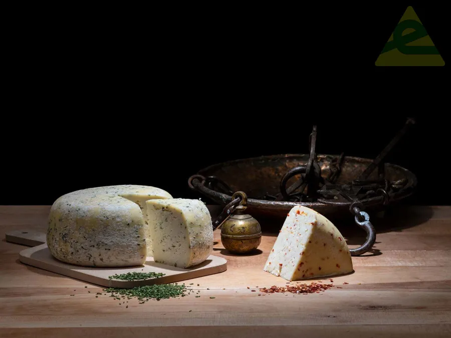 Caciotta Speziata Enemonzo - Erbe di montagna e peperoncino – foto del produttore
