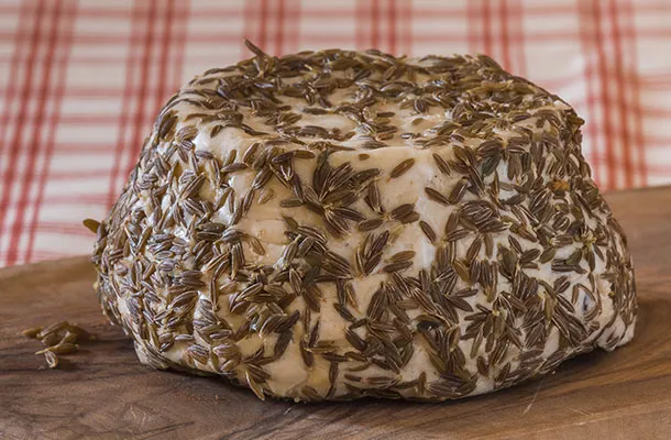 Formaggio di pecora con crosta alle erbe de La Porta dei Parchi