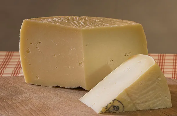 Pecorino stagionato de La Porta dei Parchi tagliato