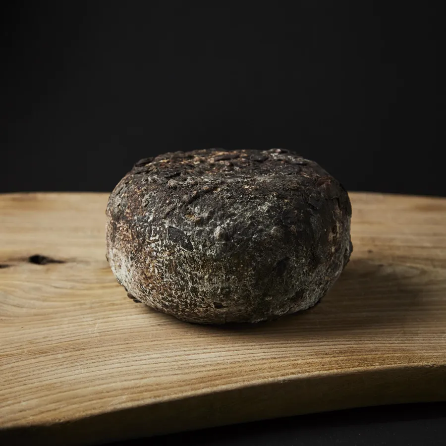 Pecorino biologico a latte crudo affinato sotto vinaccia – foto del produttore