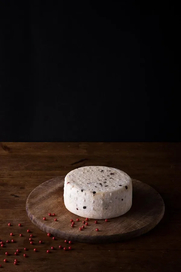 Pecorino biologico fresco con pepe rosa a latte crudo – foto del produttore