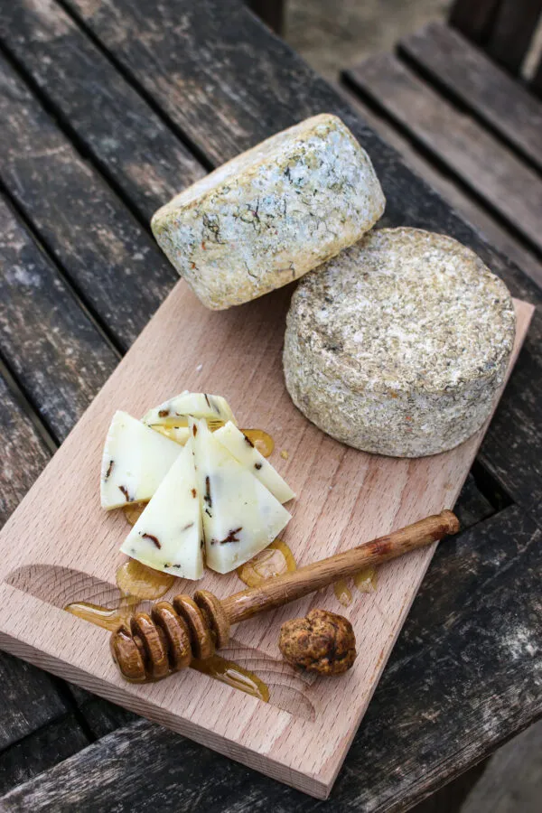 Tagliere di formaggi di Podere Il Casale con miele