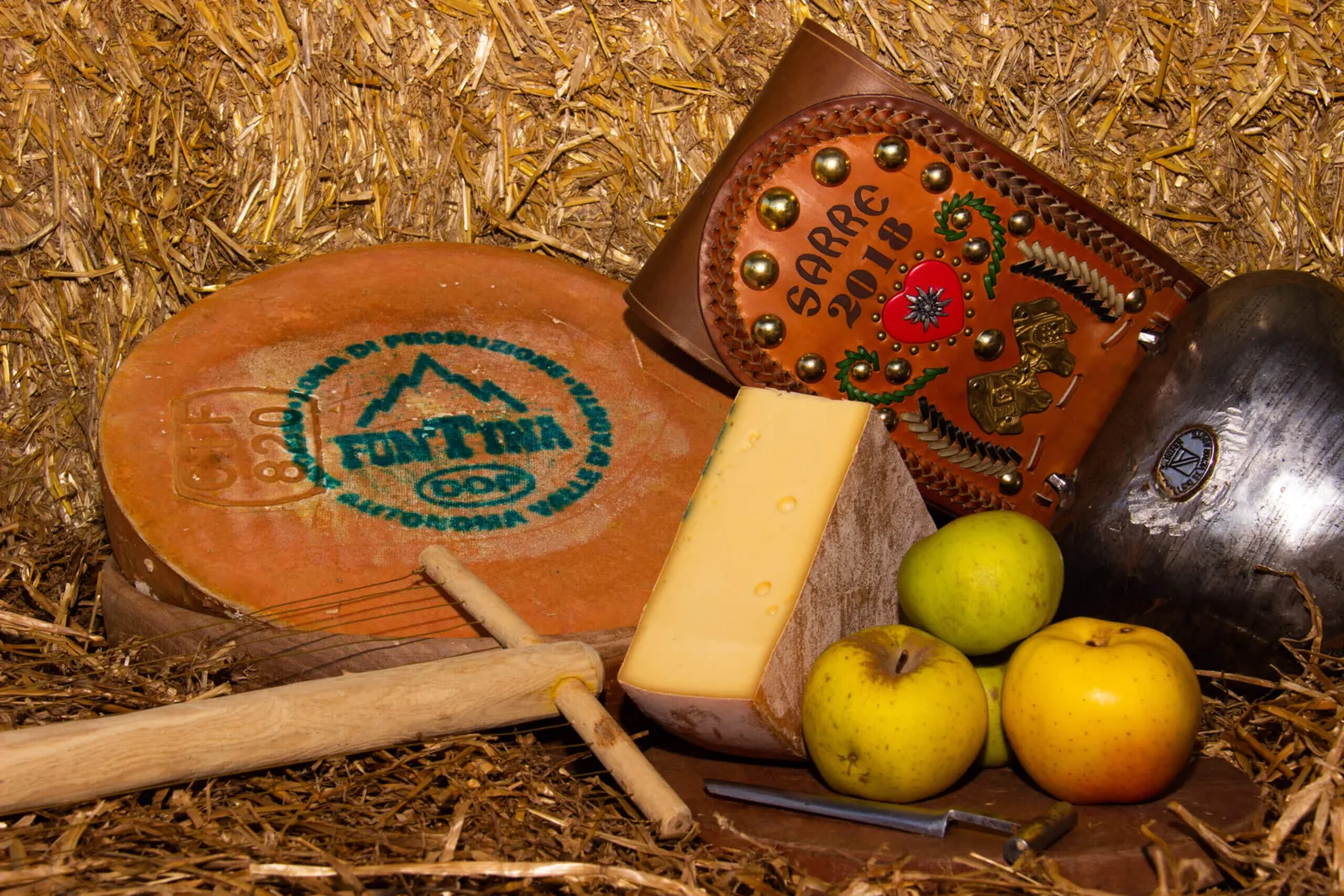 Fontina DOP di The Quendoz su un letto di fieno