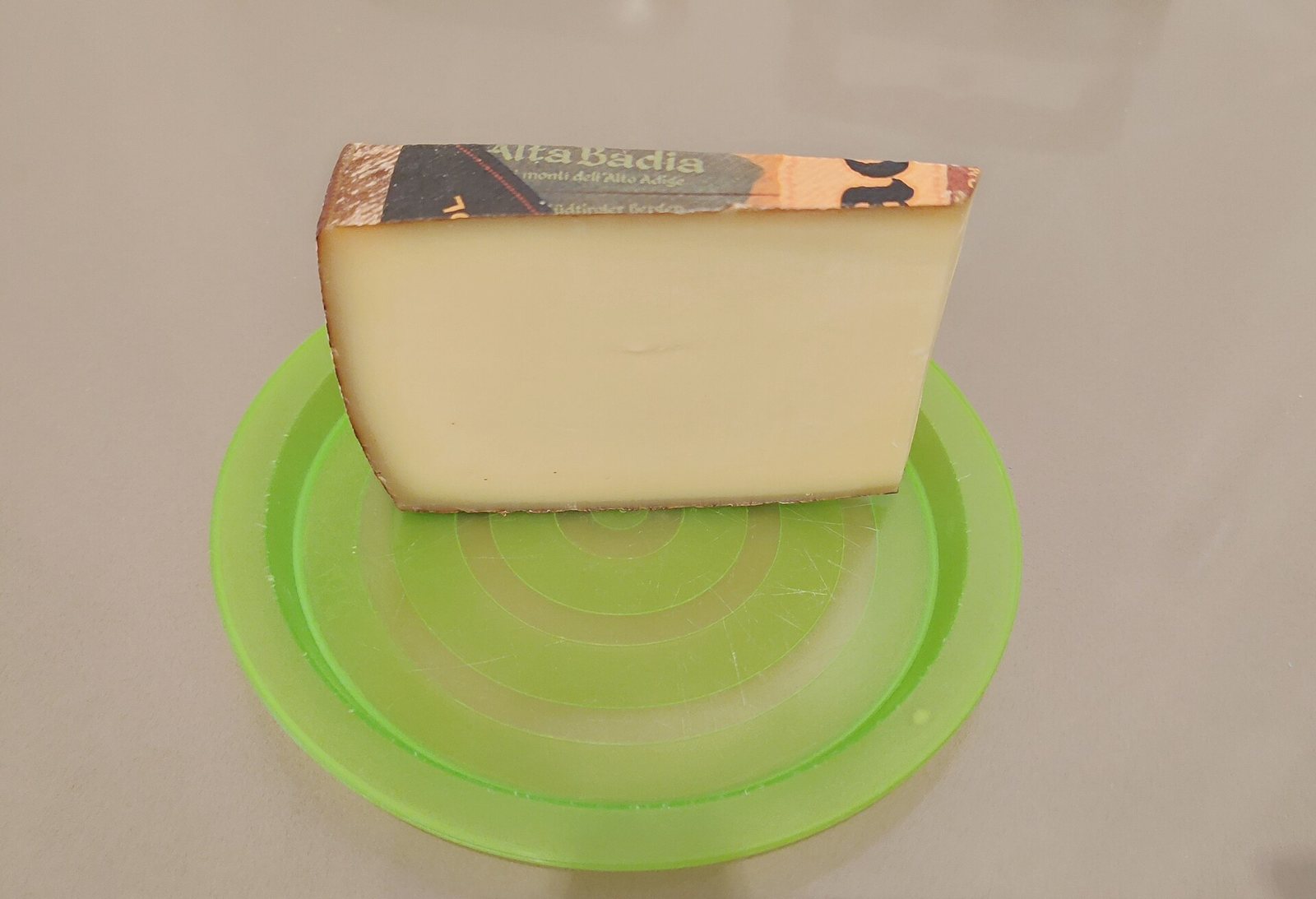 Spicchio di formaggio Alta Badia con la pasta dura paglierina