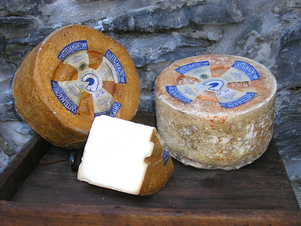 Forma di Castelmagno DOP con crosta sottile e pasta friabile