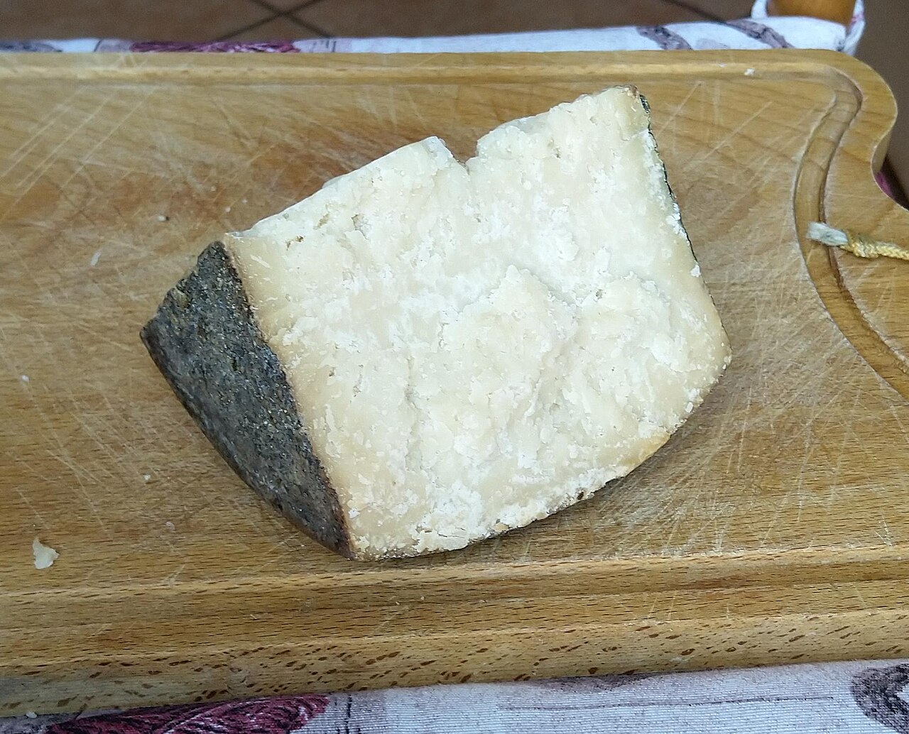 Pezzo di Fiore Sardo DOP con la crosta scura