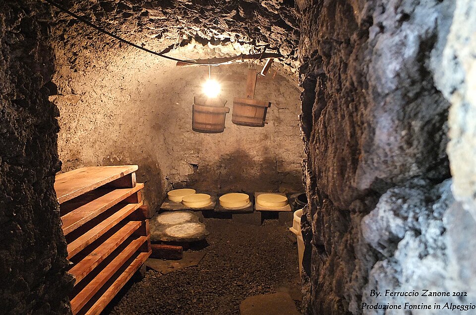 Forme di fontina in salatura in una cantina d’alpeggio a Vetan, Valle d’Aosta