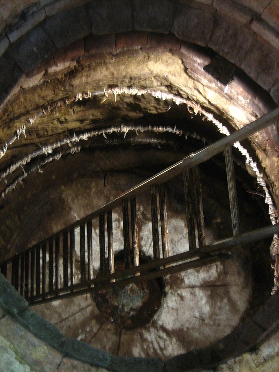 Interno di una fossa per la stagionatura del formaggio a Sogliano al Rubicone, vista dall’alto