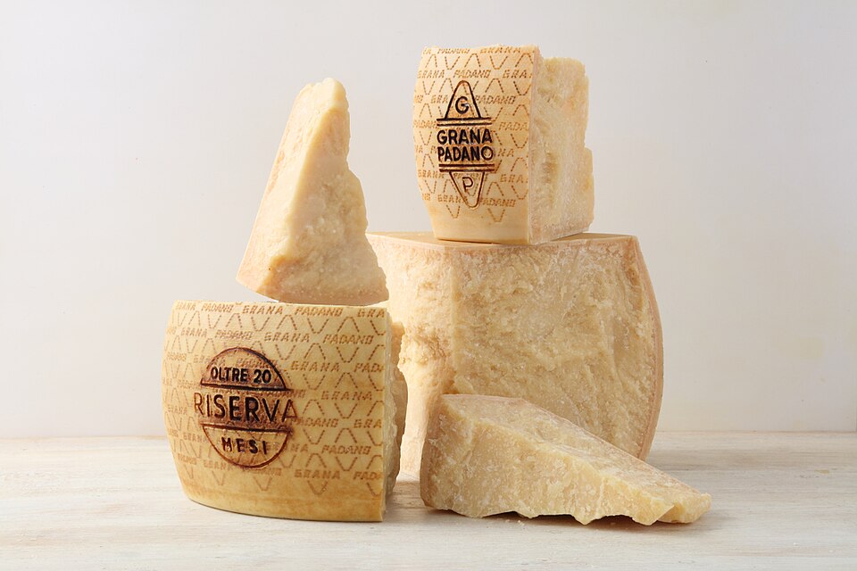 Grana Padano DOP Riserva in forme e spicchi