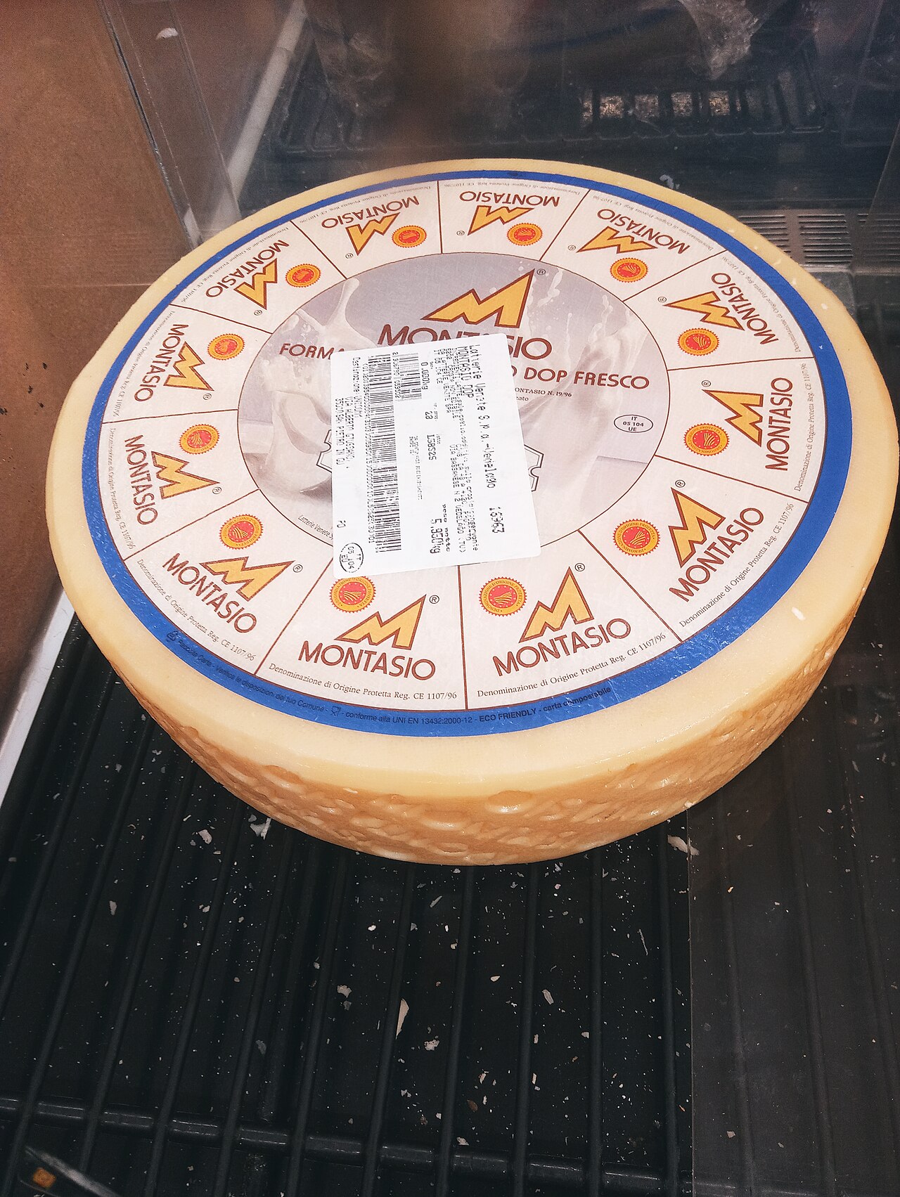 Forma di Montasio con la marchiatura sullo scalzo