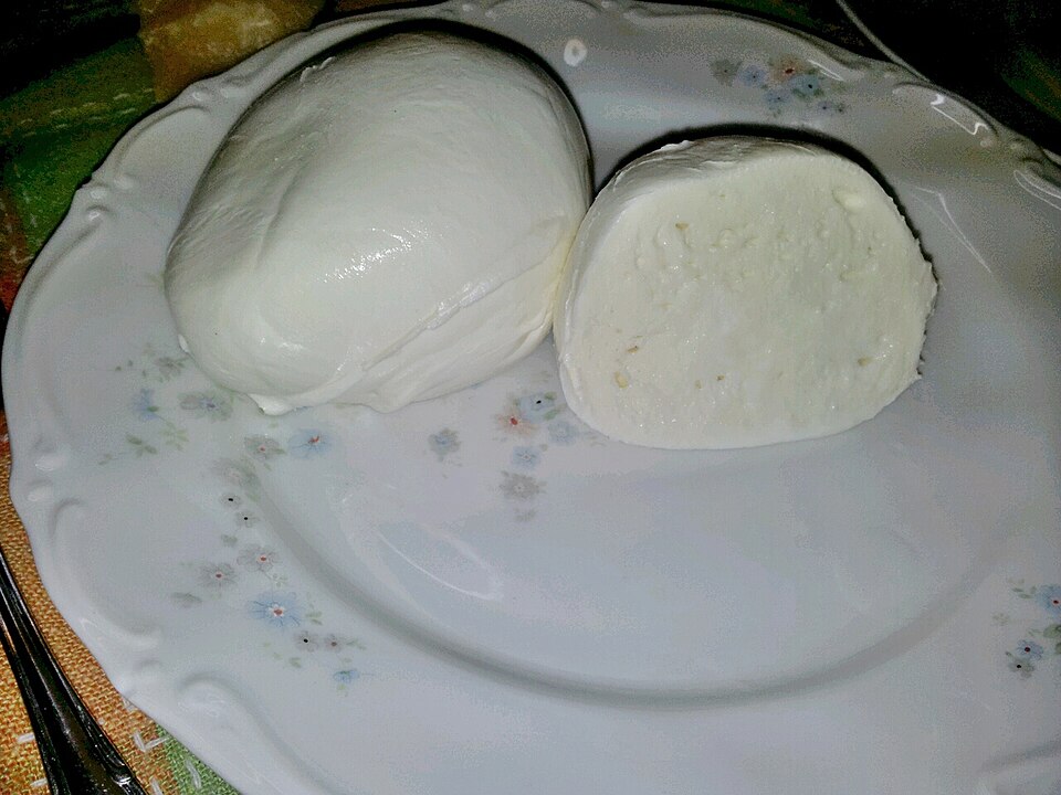 Mozzarella di Bufala Campana DOP di Aversa tagliata a metà