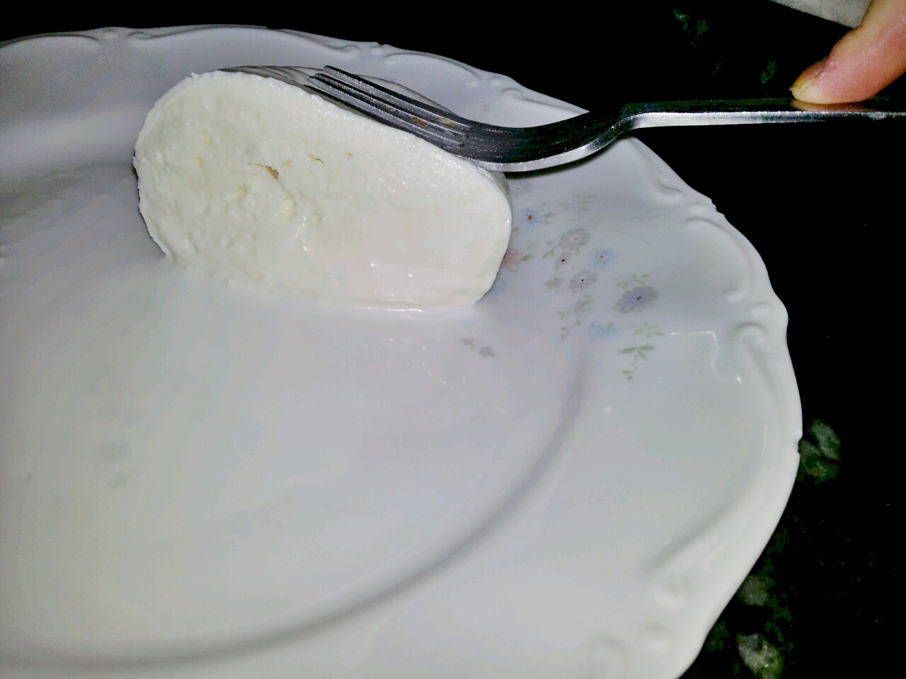 Mozzarella di Bufala Campana DOP di Aversa su un piatto