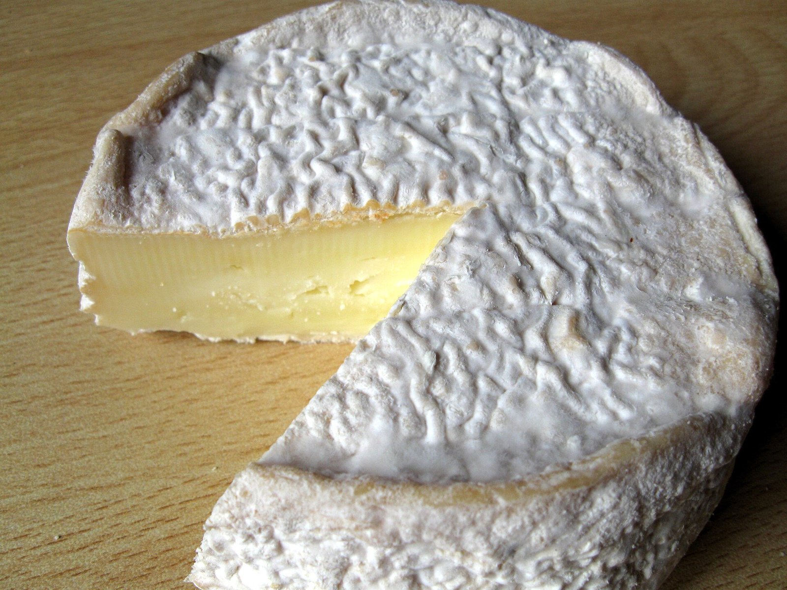 Forma di Murazzano DOP tagliata, con superficie bianca rugosa e pasta morbida
