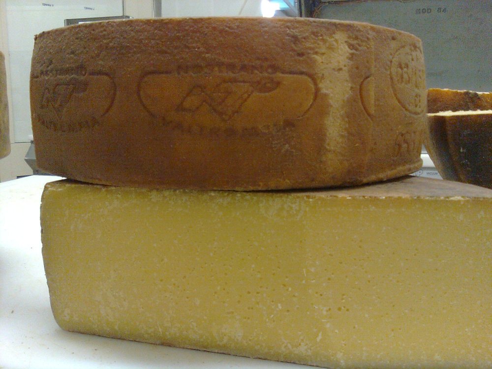 Forme di Nostrano Valtrompia DOP con il marchio in evidenza