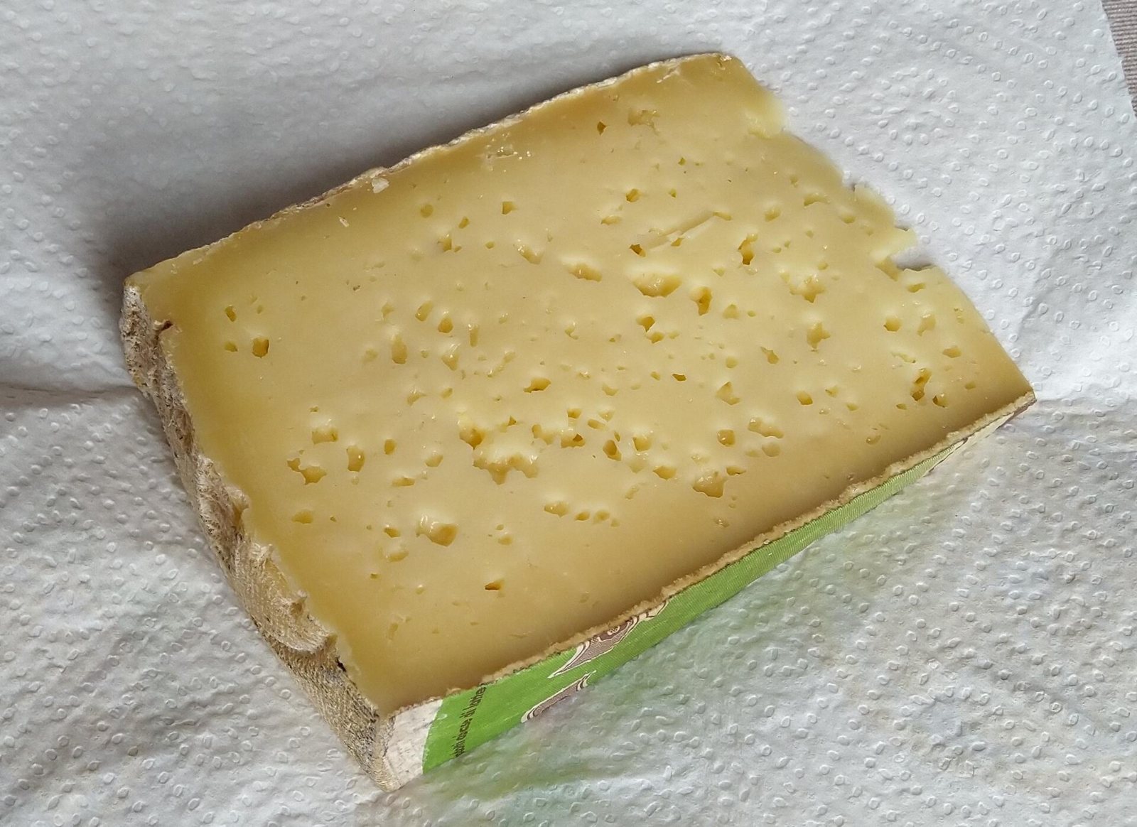 Pezzo di Ossolano DOP con crosta paglierina e piccola occhiatura