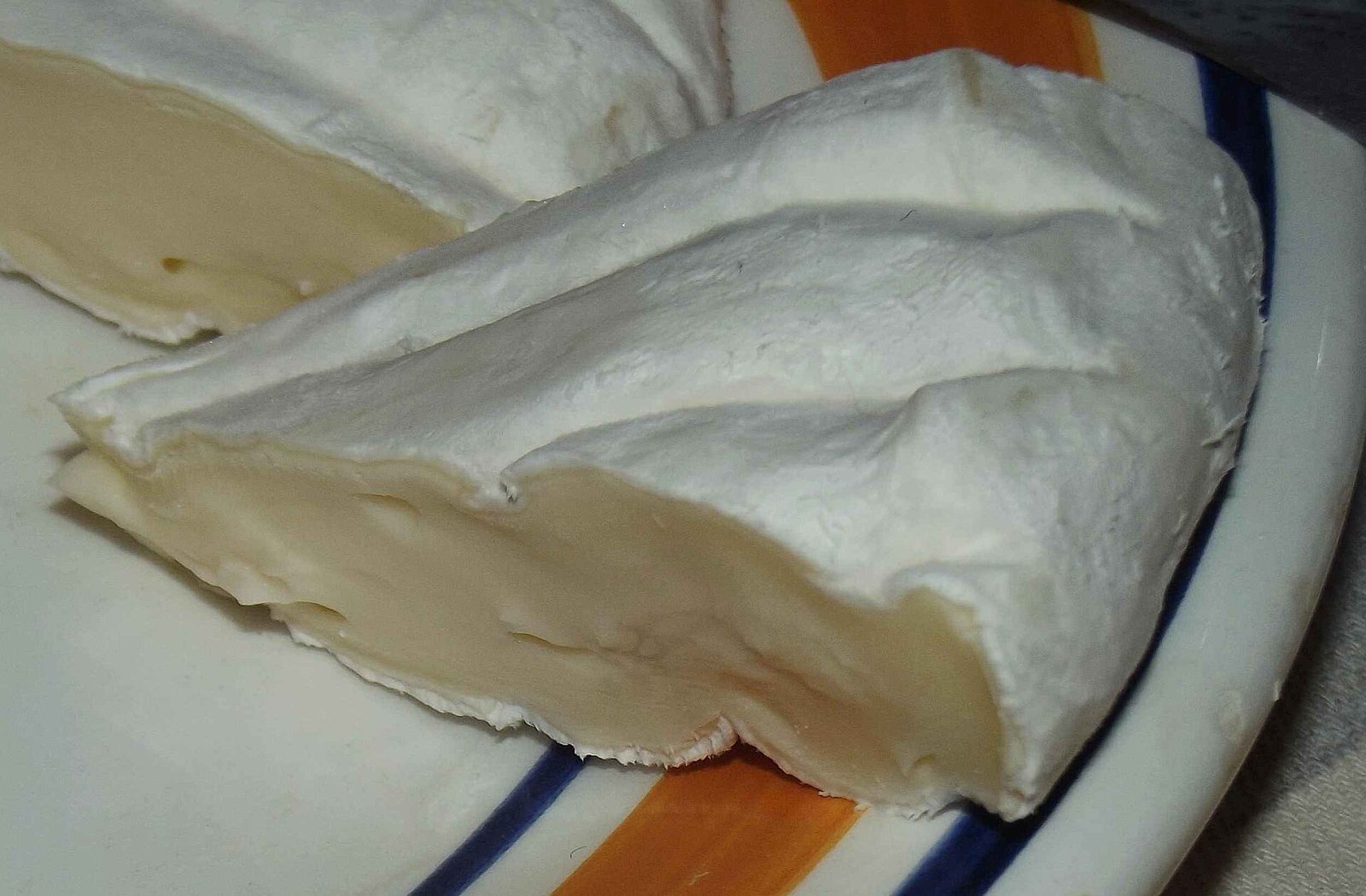 Paglierina tagliata, con la crosta fiorita bianca e la pasta morbida