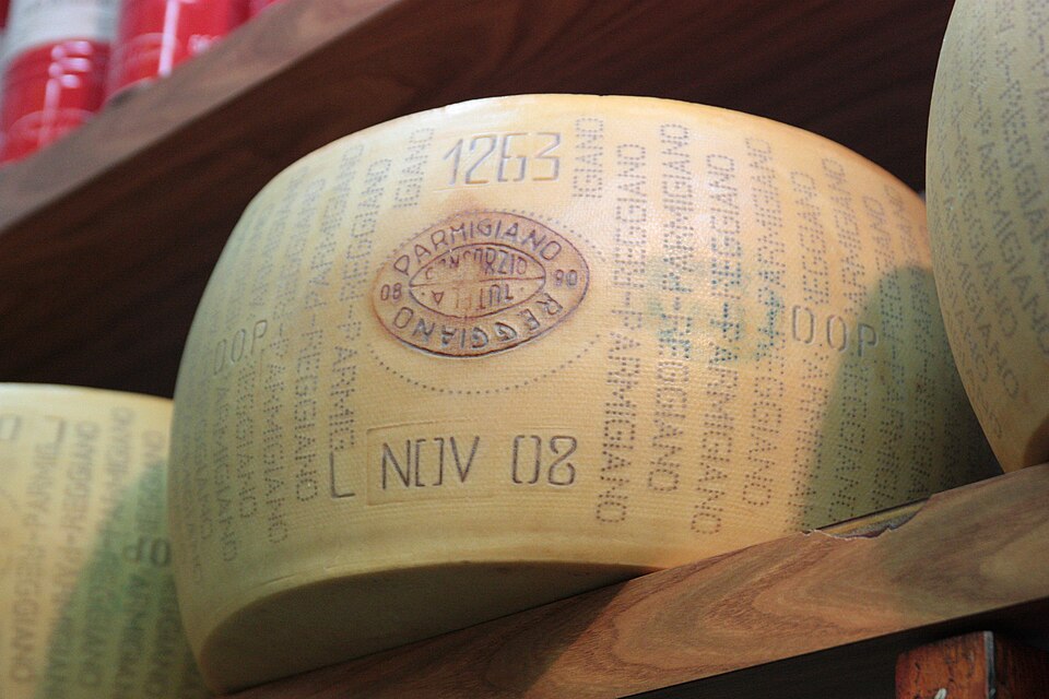 Forma di Parmigiano Reggiano con la marchiatura sullo scalzo