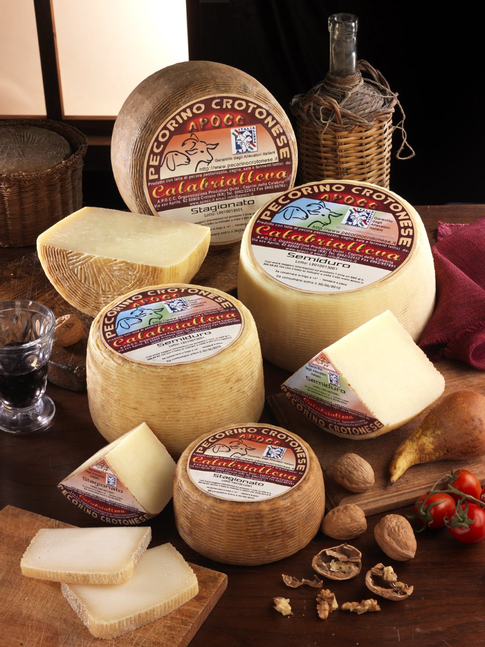 Forme e spicchi di Pecorino Crotonese DOP con i segni del canestro sulla crosta