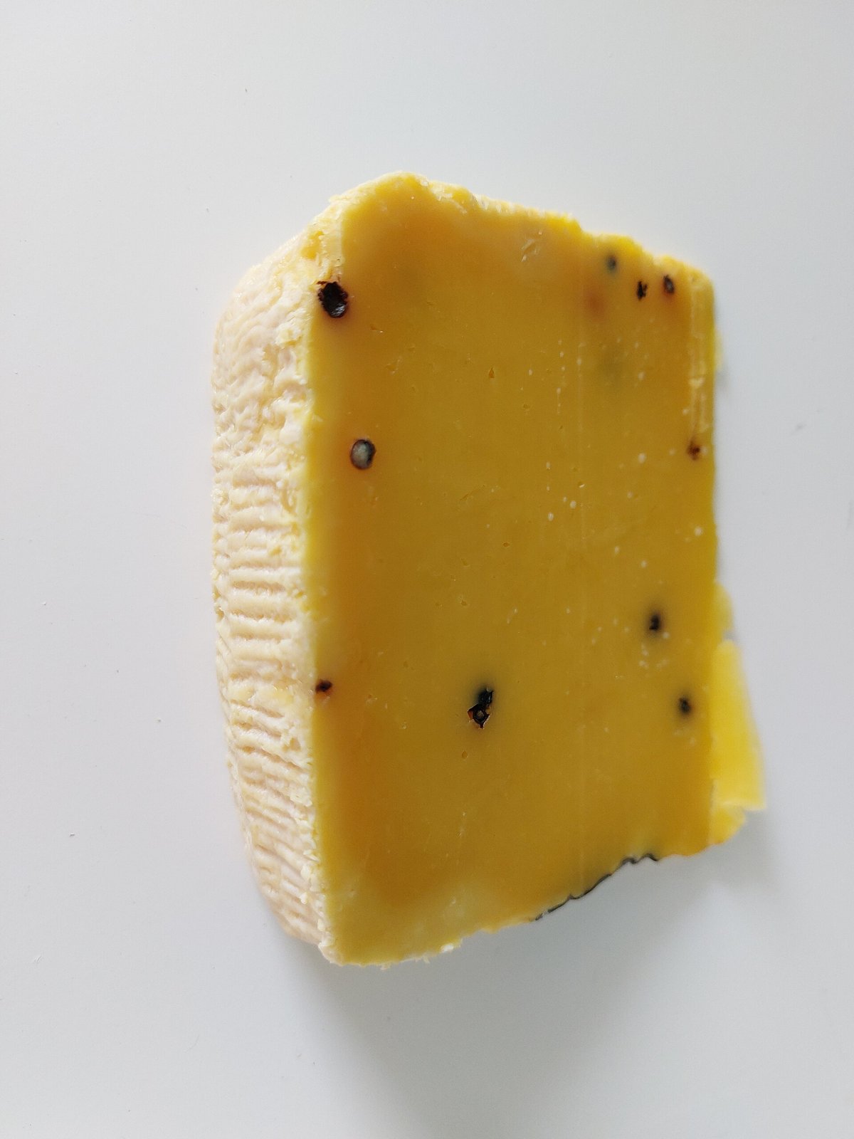 Fetta di Piacentinu Ennese con pasta gialla allo zafferano e grani di pepe nero