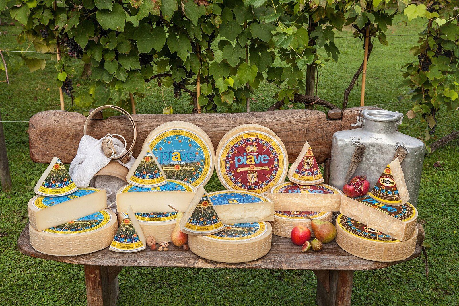 Forme e spicchi di Piave DOP con le etichette delle diverse stagionature