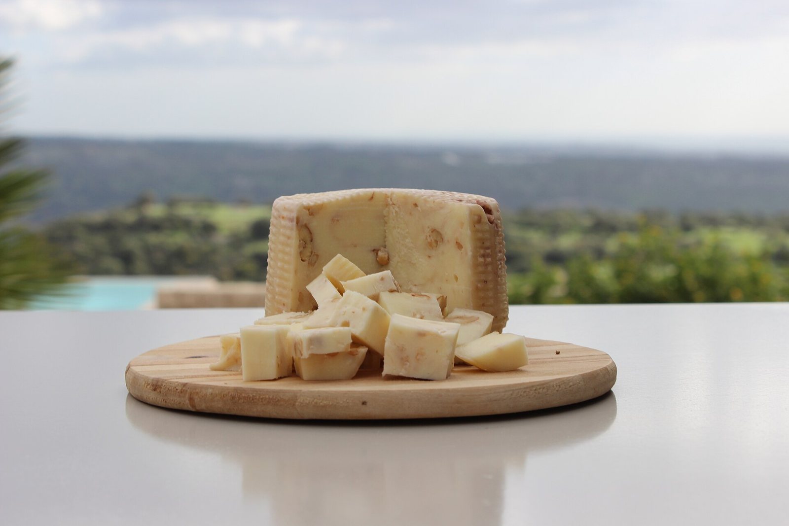 Primosale alle noci servito su un tagliere di legno