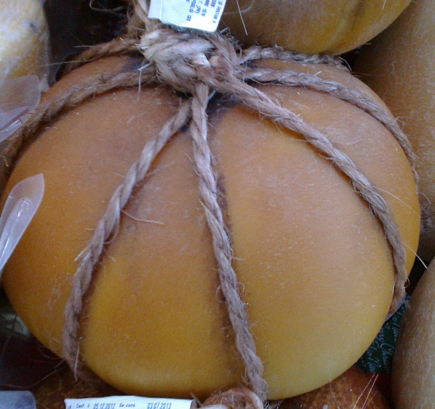 Provola delle Madonie affumicata legata con lo spago