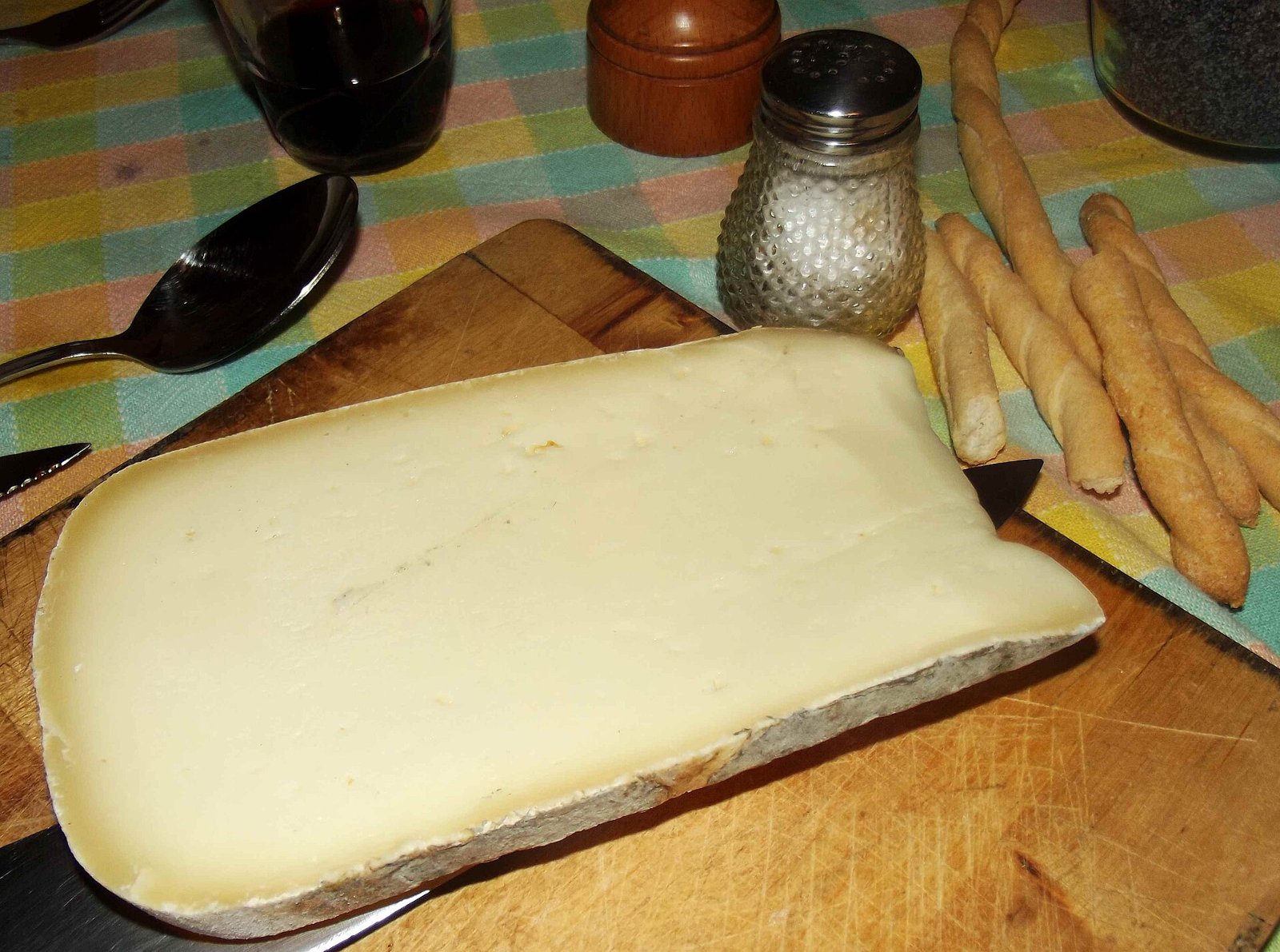 Fetta di Raschera con pasta compatta e piccole occhiature