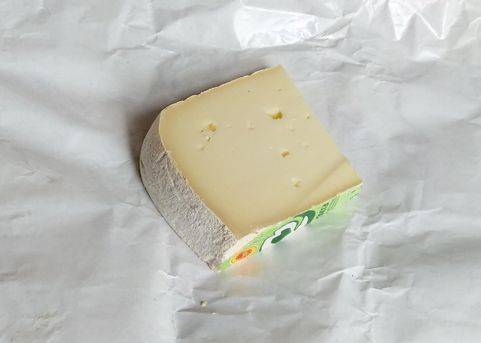 Forma di Raschera DOP con crosta sottile grigio-rossastra