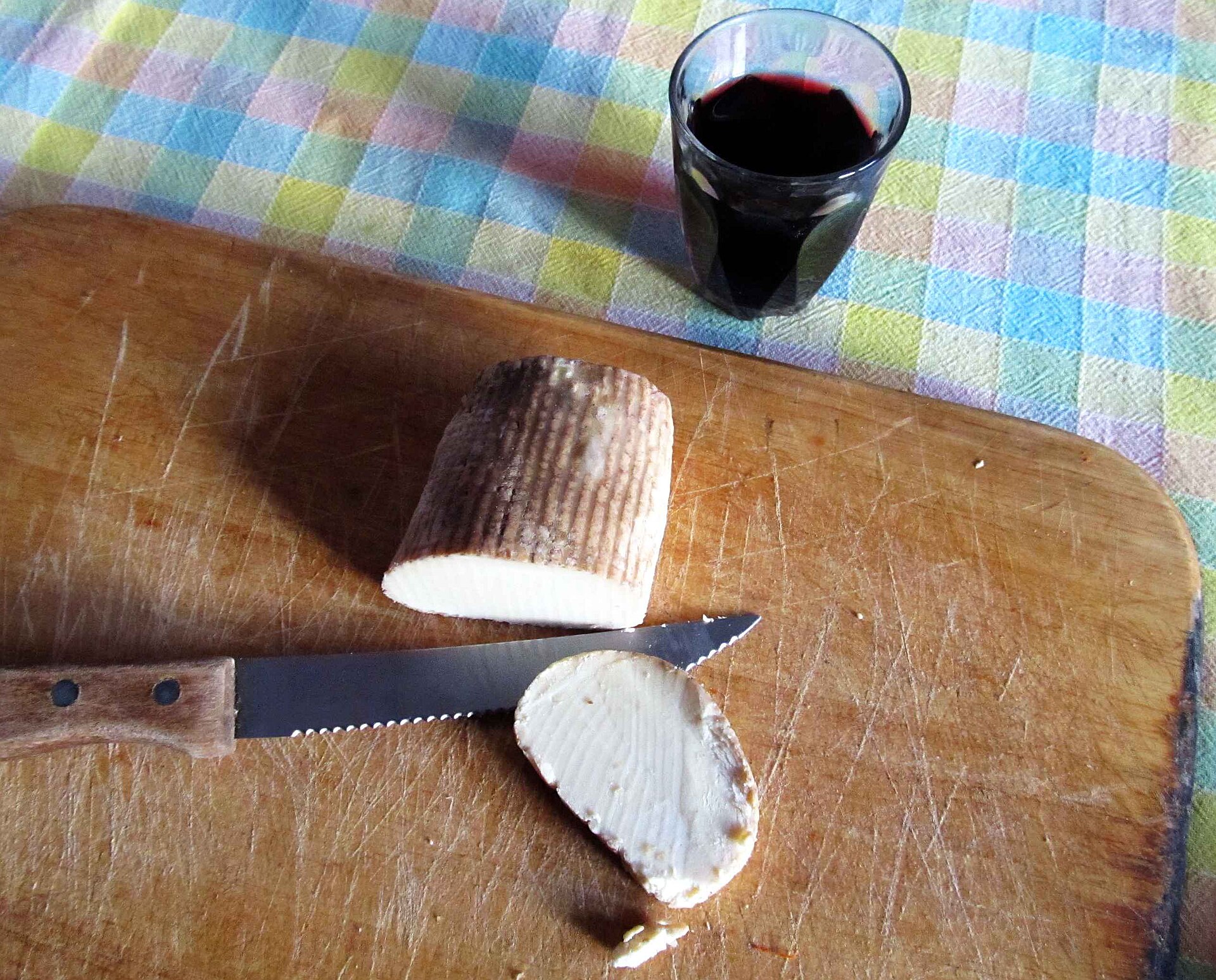 Ricotta affumicata della Sila tagliata su un tagliere
