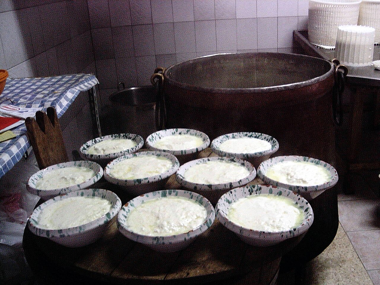 Ciotole di ricotta di pecora fresca dei Monti Sicani appena fatta