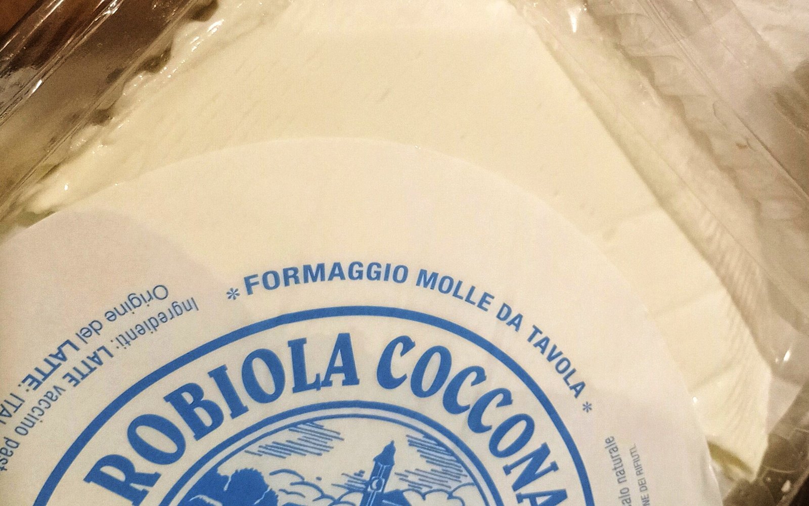 Robiole di Cocconato fresche e piatte nella loro carta, senza crosta
