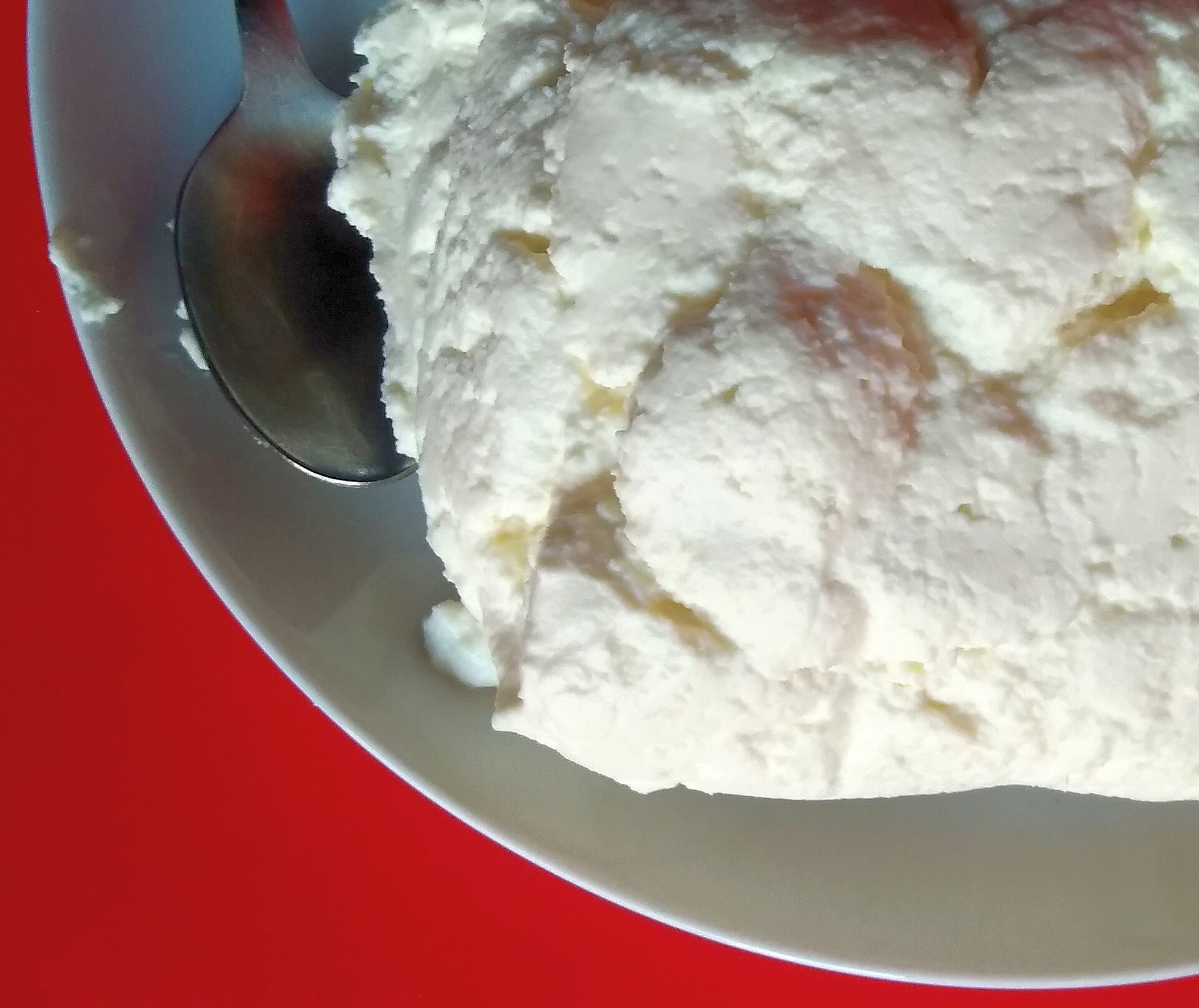 Seirass di latte fresco servito in un piatto