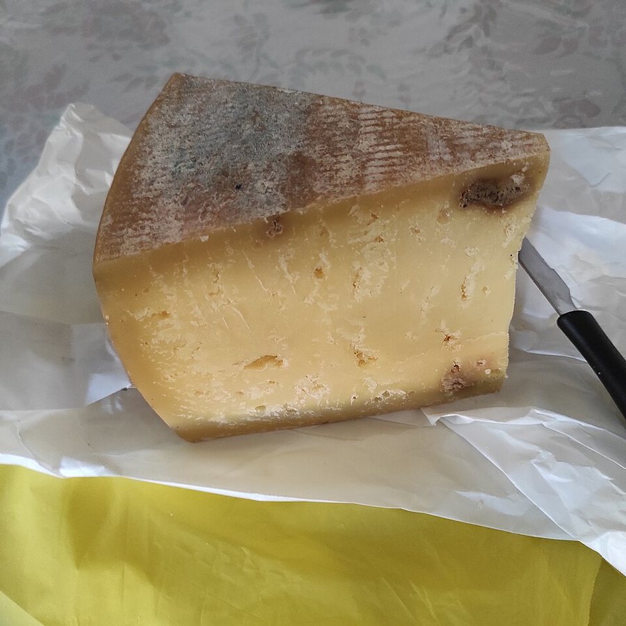 Porzione di Silter stagionato con la crosta scura