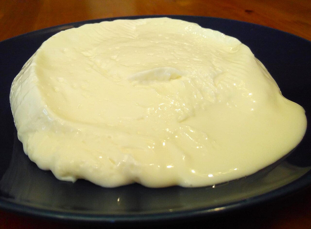 Squacquerone di Romagna DOP cremoso in un piatto