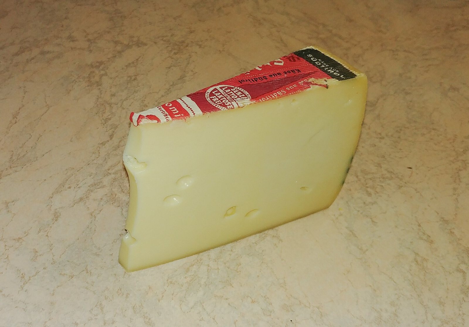 Fetta di formaggio Stelvio con crosta arancio
