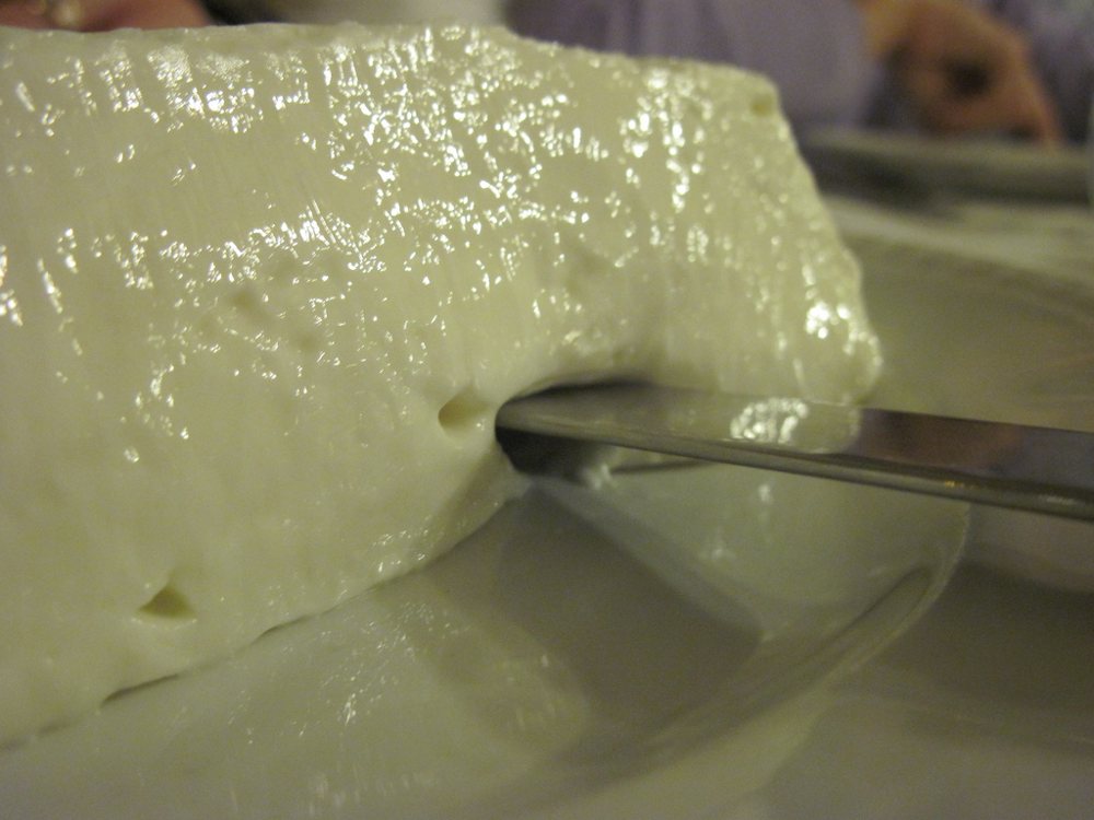 Stracchino tagliato, con pasta bianca e cremosa