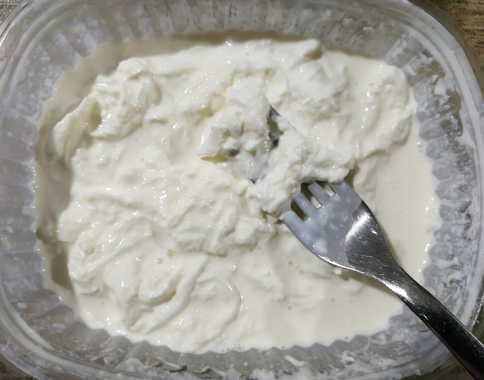 Ciotola di stracciatella fresca: sfilacci di pasta filata nella panna