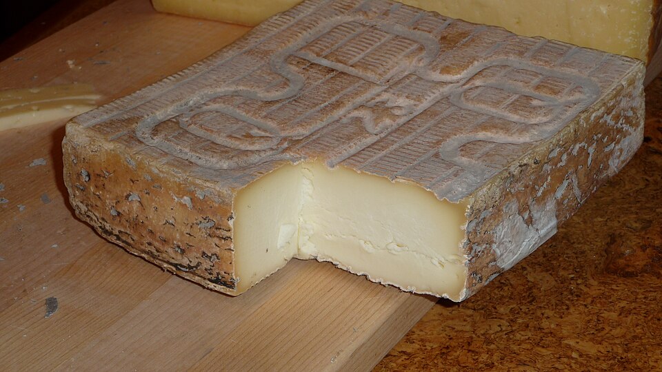 Taleggio con la crosta rosata, tagliato