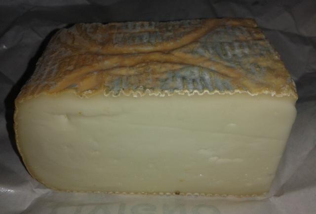 Pezzo di Taleggio con la crosta rugosa