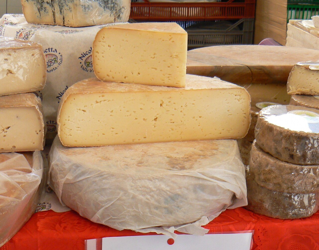 Forme di Toma di Gressoney con la crosta lavata