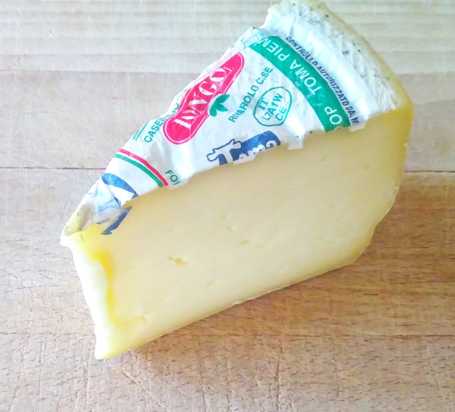Pezzo di Toma Piemontese su tagliere