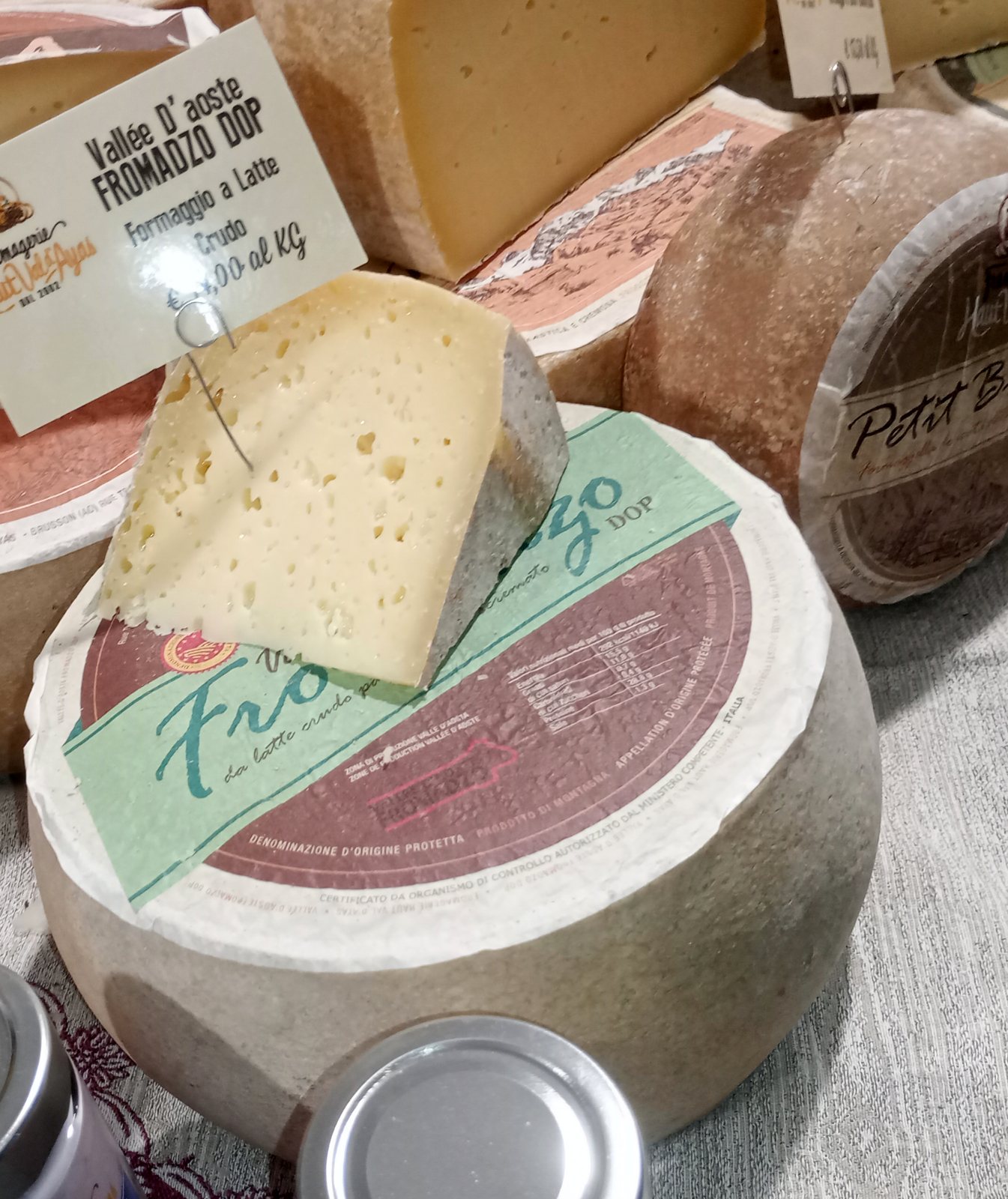 Pezzi di Valle d’Aosta Fromadzo DOP esposti alla Fiera di Sant’Orso
