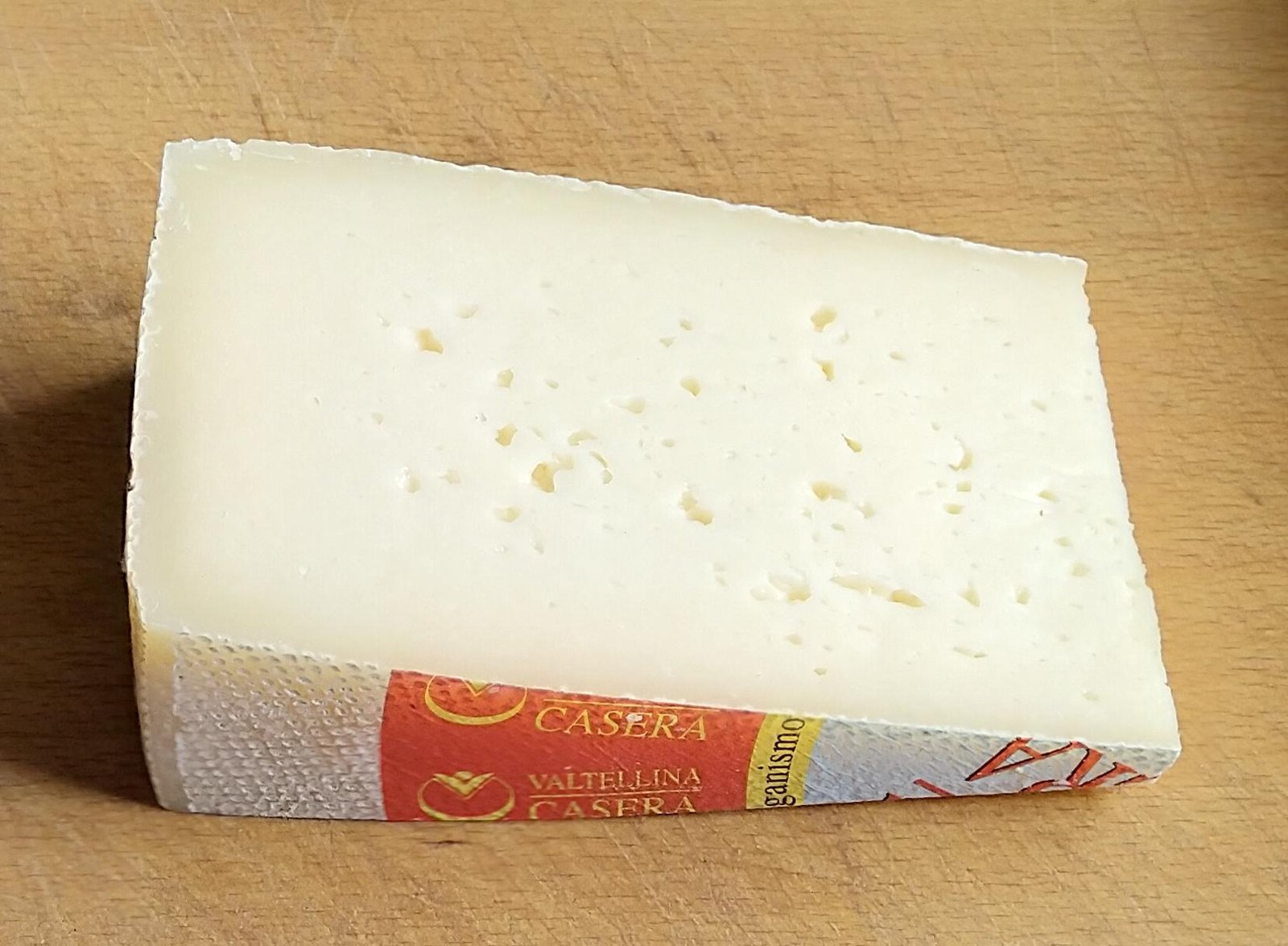Pezzo di Valtellina Casera con pasta compatta e crosta sottile