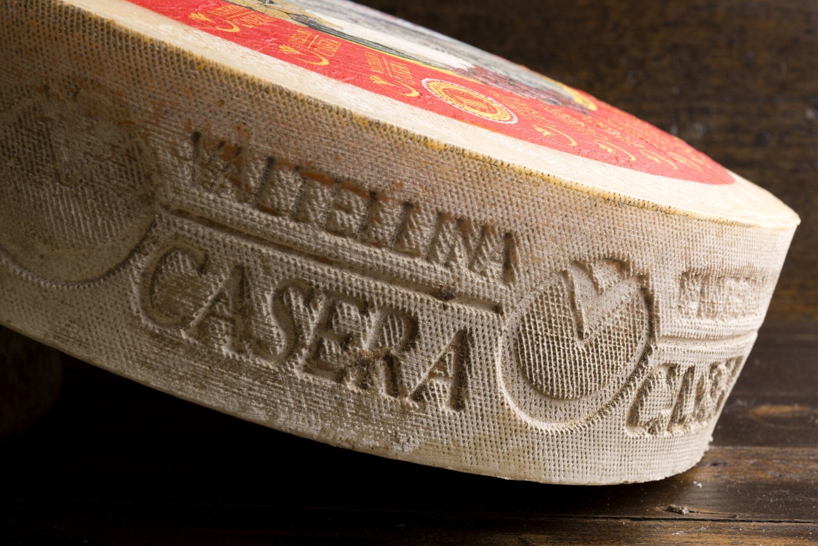 Forma di Valtellina Casera DOP con il marchio sullo scalzo