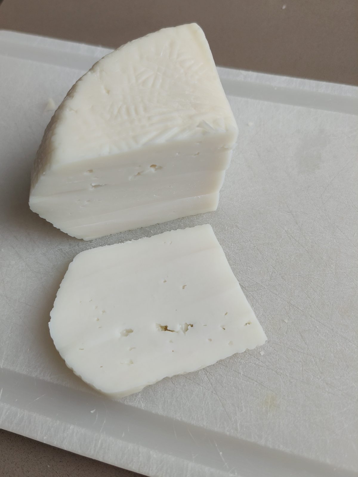 Due pezzi di formaggio di capra a pasta bianca e compatta, il caprino di Lagundo dell’Alto Adige
